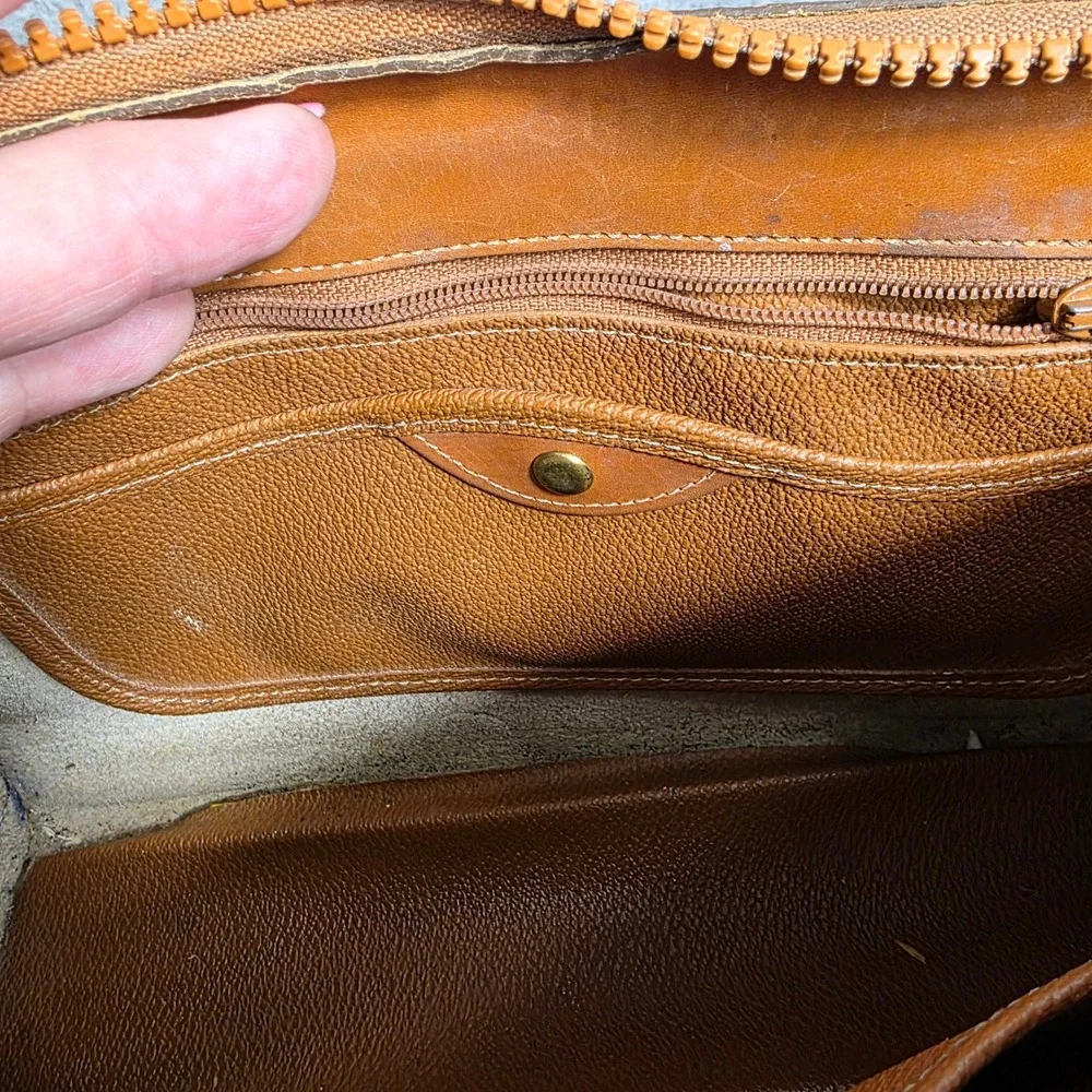 VTG Dooney & Bourke Cream Brown All Weather Leather‎ Shoulder Bag Duck Charm USA